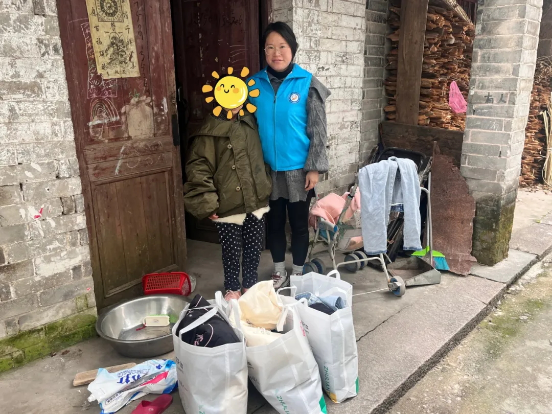 龙西乡社工站携手来利国际AG旗舰厅电气沈总举办了“向善而行，衣旧暖心“旧衣捐赠活动，