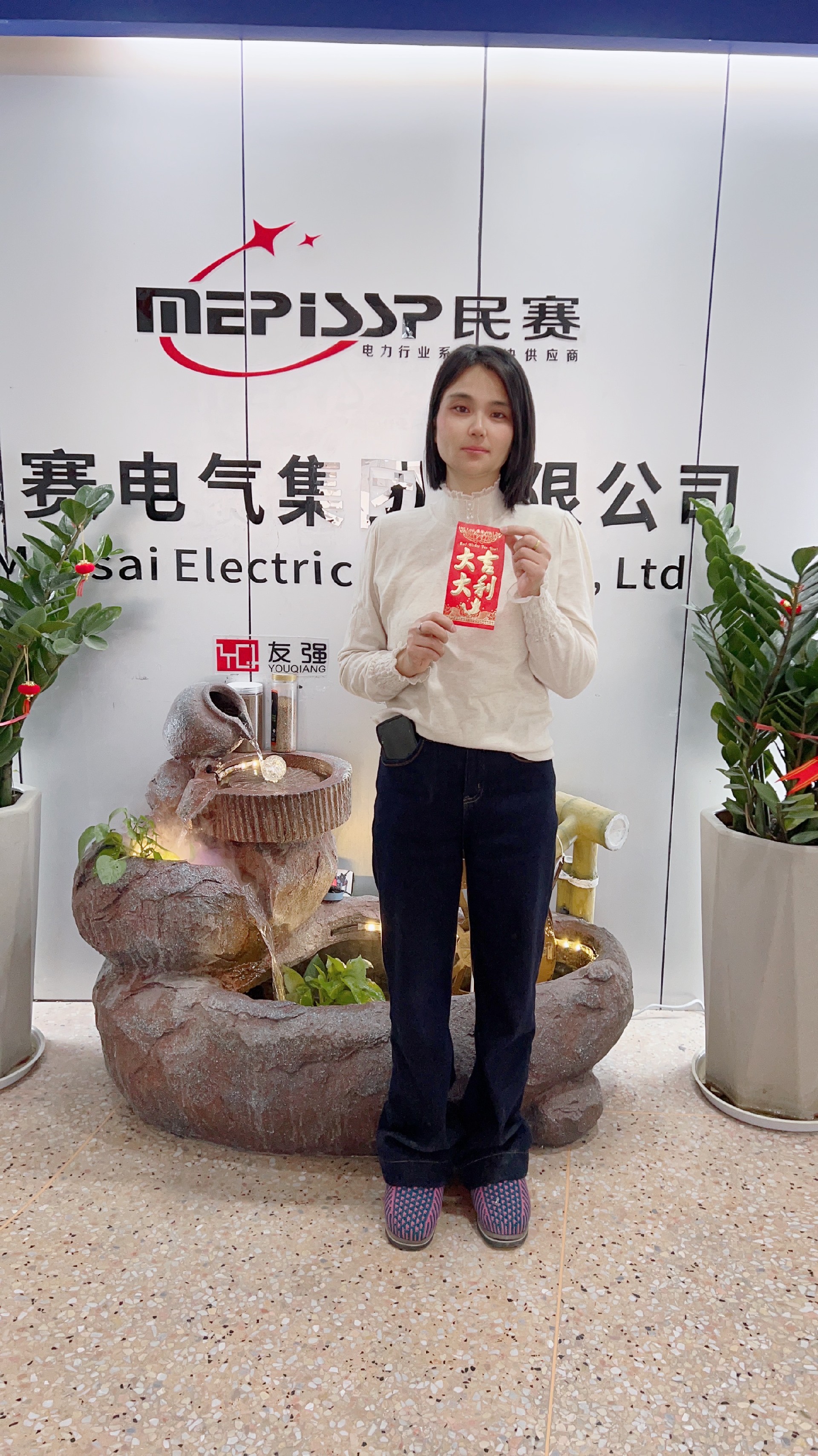 两位仓管兢兢业业，用心完成客户交代的每一份托福，经常工作到忘我的状态，今日是他俩的生日，愿身体健康，家庭幸福，开心快乐。